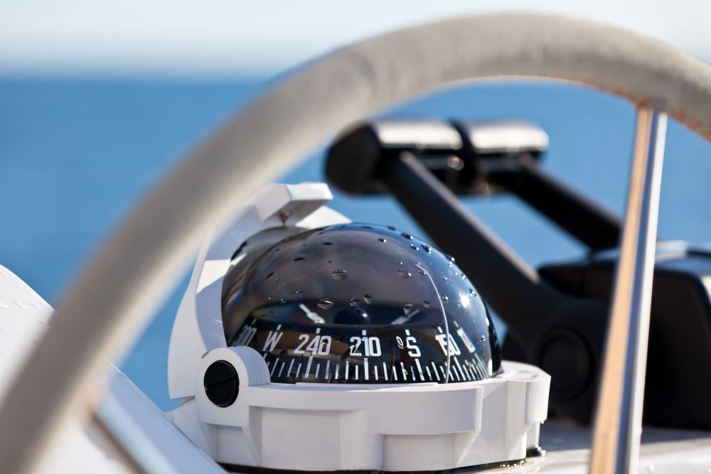 Un compas magnétique, outil indispensable pour la navigation en mer